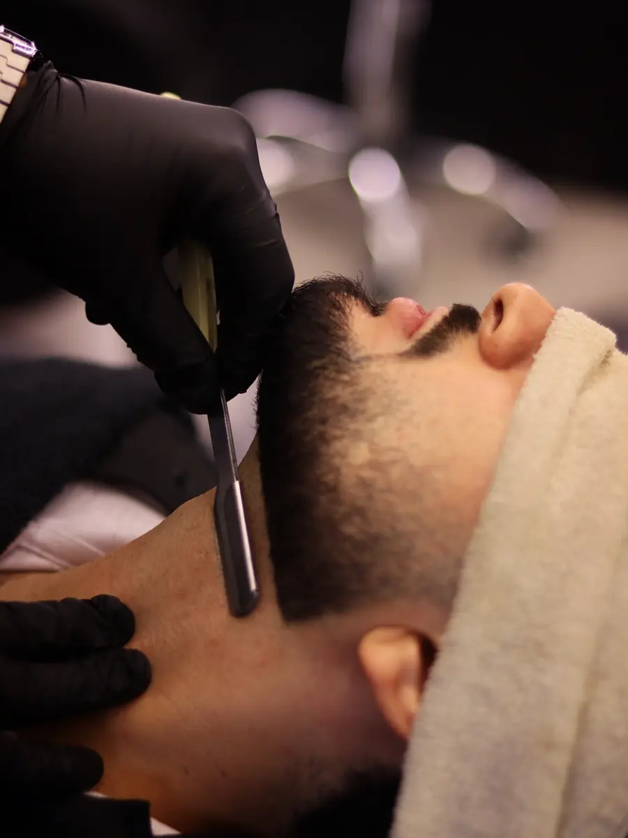 Barba na navalha com toalha quente
